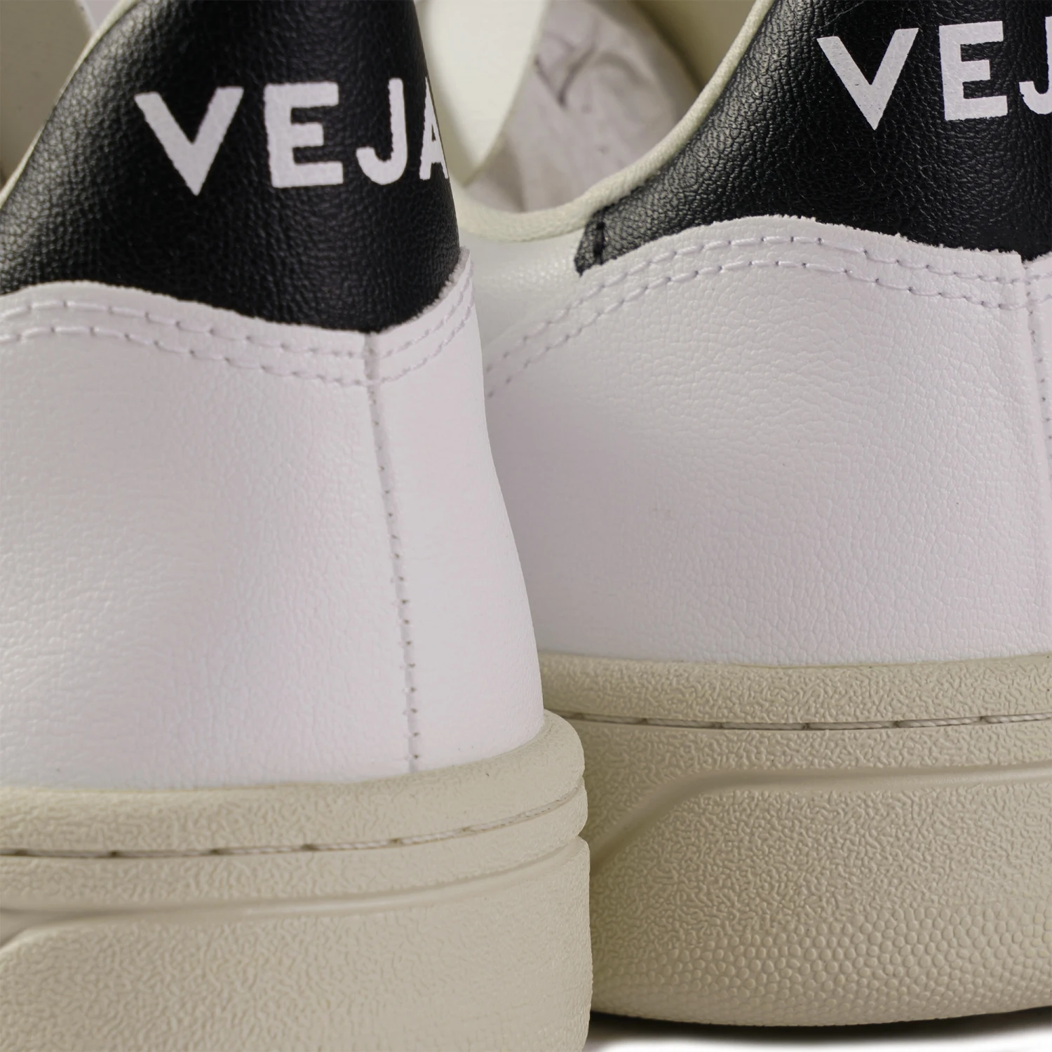 VEJA V-10 CWL - White & Black 6 VEJA V-10 CWL - White & Black - Image 6