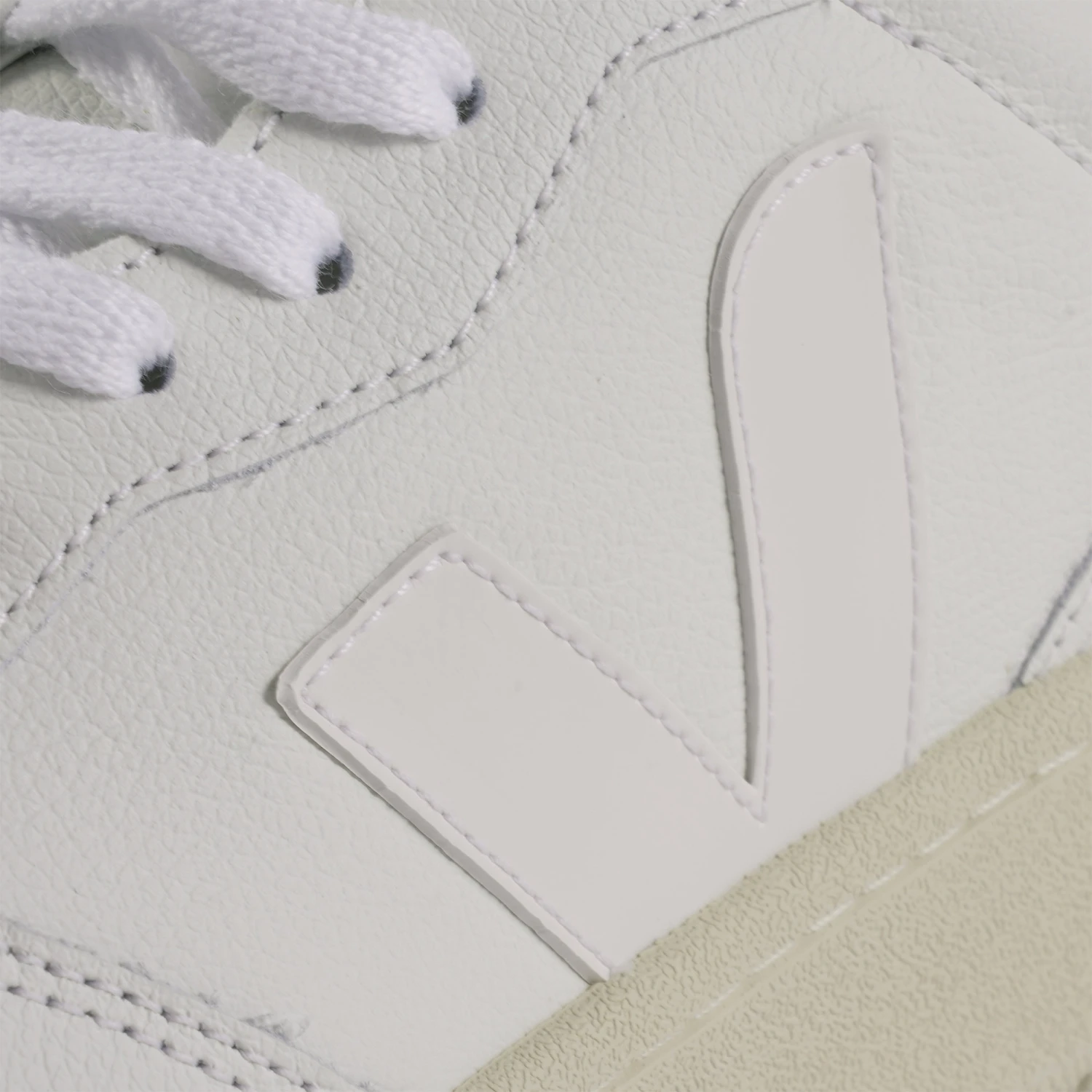VEJA V-90 O.T Leather - Extra White 5 VEJA V-90 O.T Leather - Extra White - Image 5