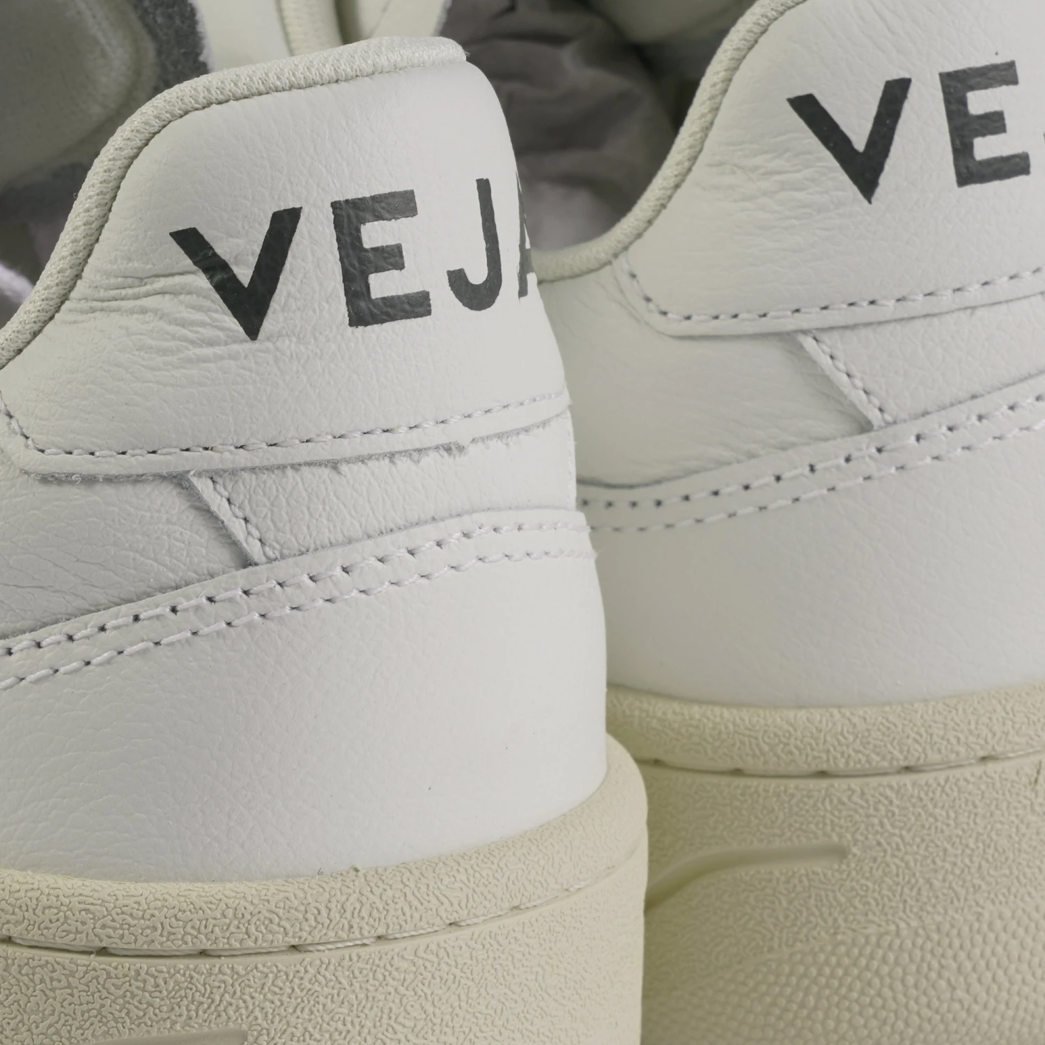 VEJA V-90 O.T Leather - Extra White 6 VEJA V-90 O.T Leather - Extra White - Image 6